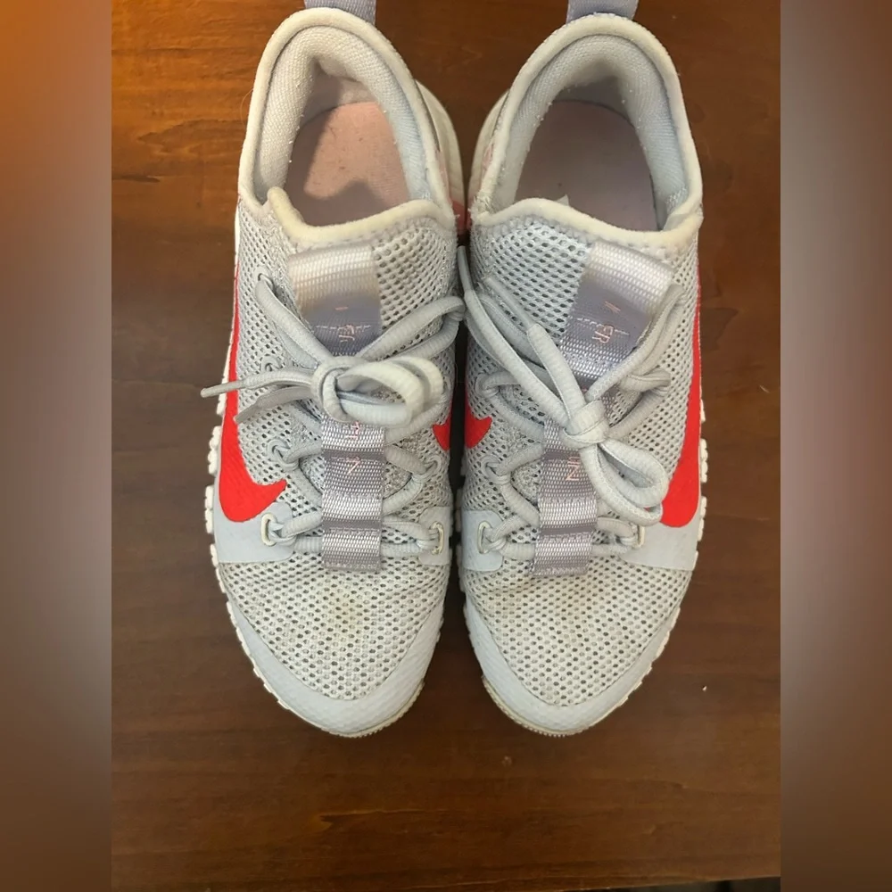 women’s Nike free metcon 3 grey/ crimson size 8 - Picture 3 of 15